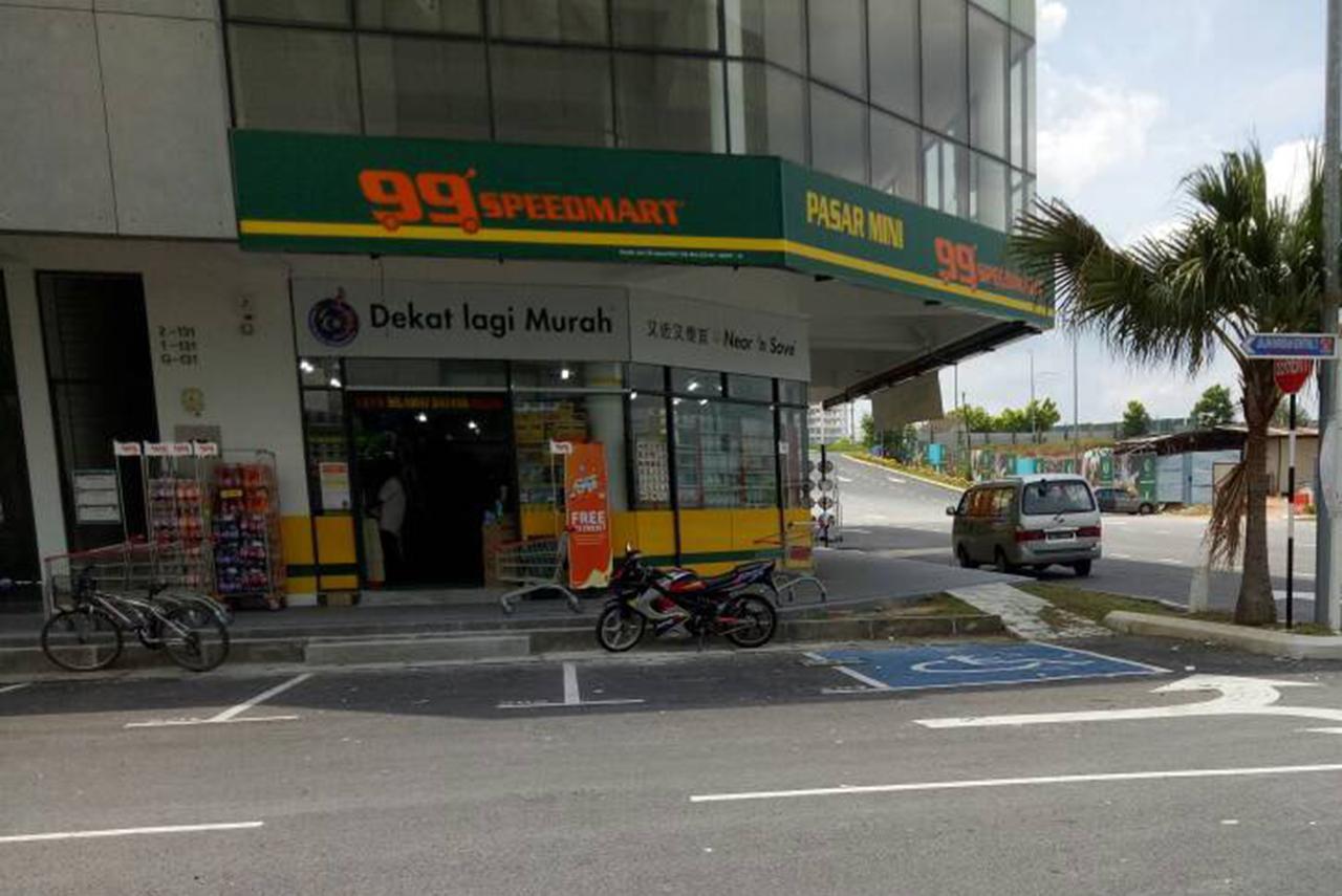 Hotel Zamburger Kota Warisan Sepang Esterno foto